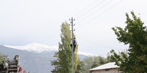 Erzincan Da Elektriği Kesilen Vatandaş İsyan Etti