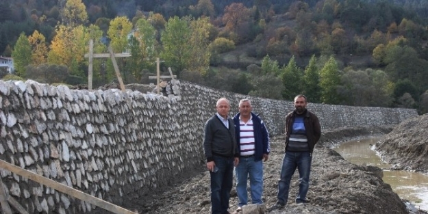 Azdavay’da Taşkın Koruma Duvarı Yapılıyor