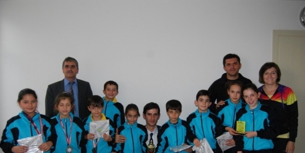 Selendi’ye 3’üncülük Kazandıran Badmintoncular Kaymakamı Ziyaret Ettiler