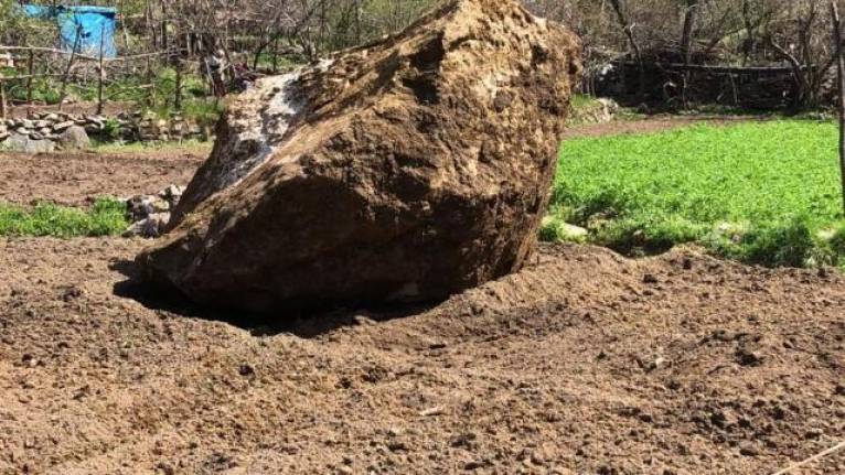 Dev kayalar yeni yerleşim yerindeki evlerin üzerine düştü