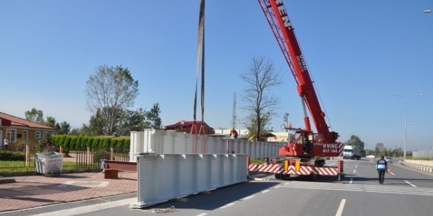 Kartepe Zabıtası, Üst Geçit Montajında Ulaşım Güvenliğini Sağladı