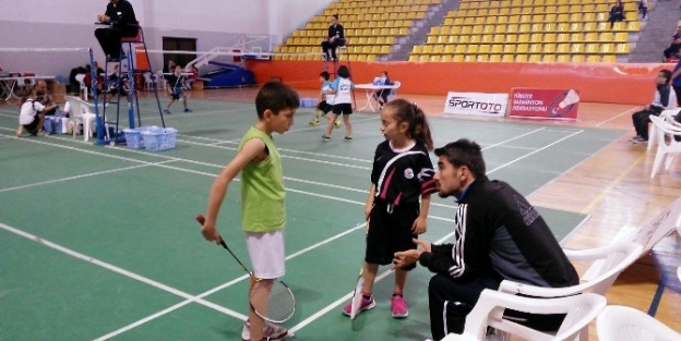 Rize’li Sporcu Badminton’da Çeyrek Finalde