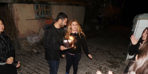 Üniversite Öğrencisinden Kız Arkadaşına İlginç Doğum Günü Kutlaması