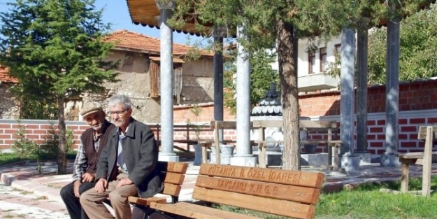 Kütahya’da 549 Köye 2’şer Adet Oturma Bankı
