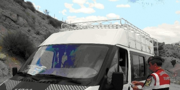 Jandarma Trafik Timleri Okul Servis Araçlarını Denetliyor