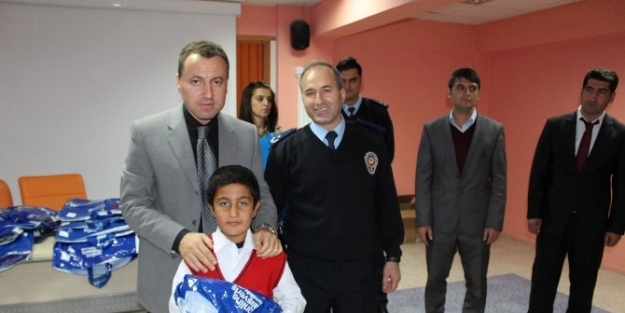 Polisler Çocuklarin Yüzünü Güldürdü