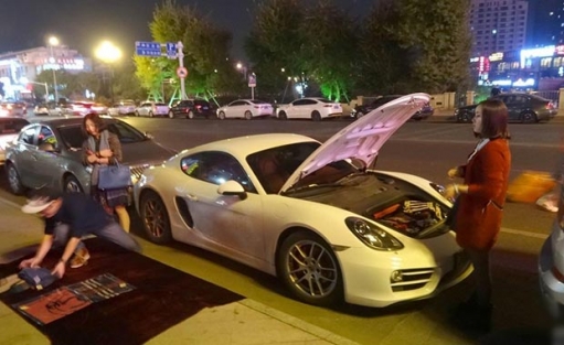 Porsche'una benzin alabilmek için satılığa çıkardı!