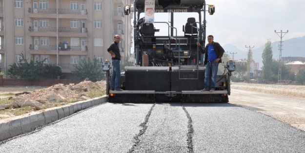 Elbistan’da Çeçenistan Caddesi’ne Sıcak Asfalt Dökülüyor