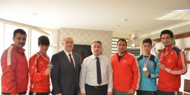 Taekwondoculardan Gümüş Tekme