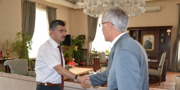 Manisa Rumeli Balkan Göçmenleri Derneği Vali Bektaş’ı Ziyaret Etti