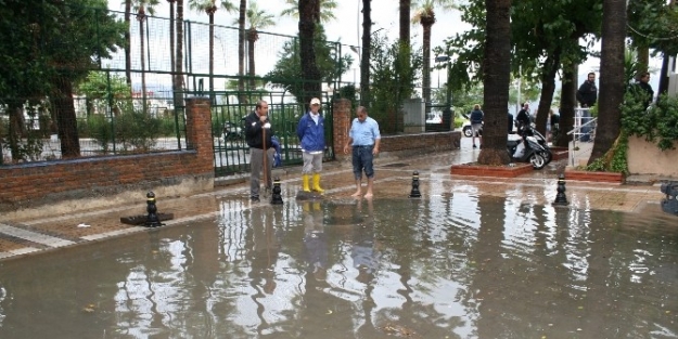 Marmaris’te Sağanak Yağış Hayatı Olumsuz Etkiledi