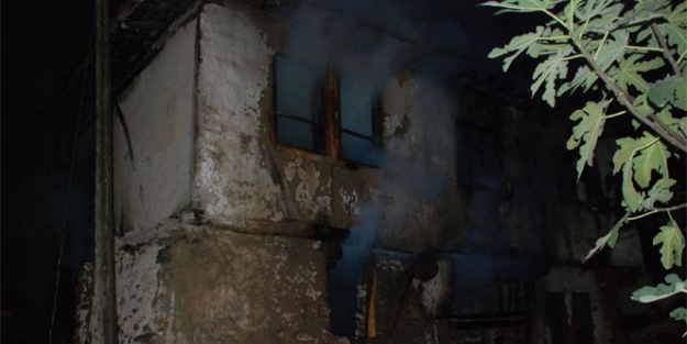 Yaşlı kadın yangında mahsur kaldı