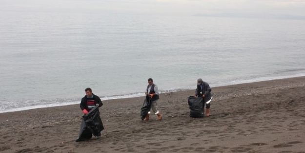 Akçakoca Sahilinde Dalgalar İle Geçen Çöpler Belediye Ekipleri Tarafından Temizleniyor