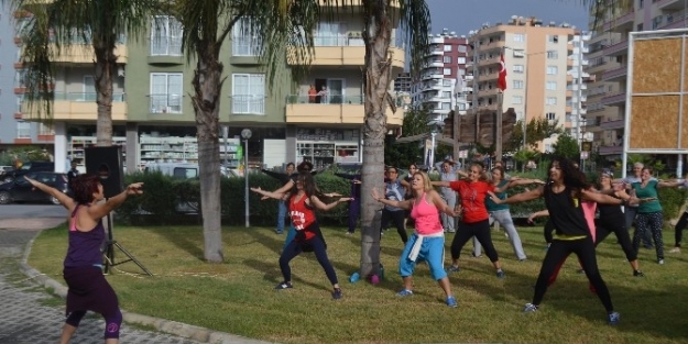 Mezitli’de Kadınlar ‘zumba’ Dansı İle Spor Yapıyor