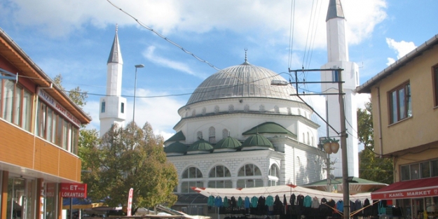 Yıkılma riski olan cami yenilendi