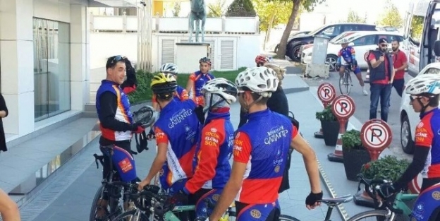 45’lik Bisiklet Sevdalısı Gençlerle Samsun Yolunda Pedal Çeviriyor