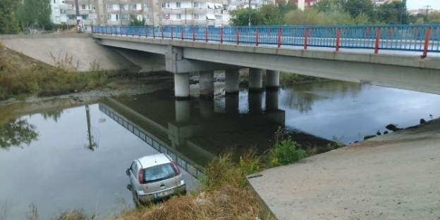 Kamyonetle Çarpişan Otomobil Dereye Uçtu