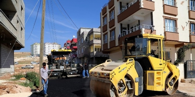 Şehitkamil Belediyesi Gazikent’te Açılan Yolları Asfaltlıyor