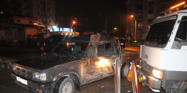 Tır İle Kamyonet Çarpişti: 2 Yaralı