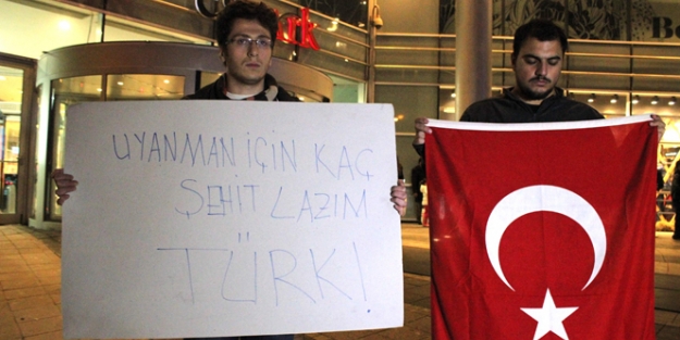 Şehitler için bayraklı eylem