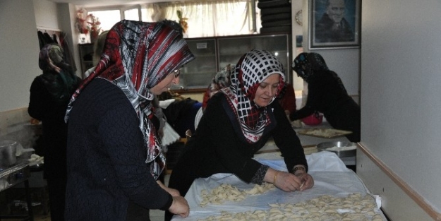 Kayseri Birleşik Kafkasya Derneği Öğrenciler İçin Kermes Düzenledi