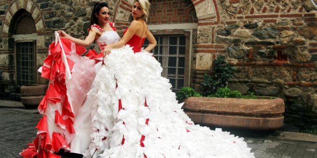 1923 adet peçeteden Cumhuriyet elbisesi