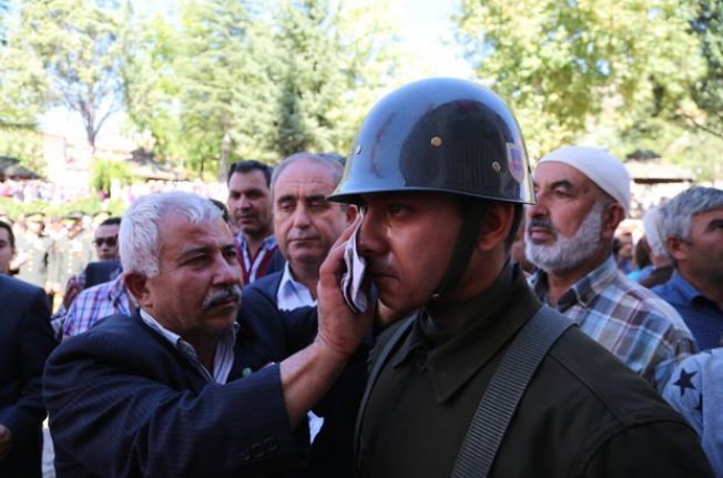 Askerin gözyaşlarını şehit yakını sildi!