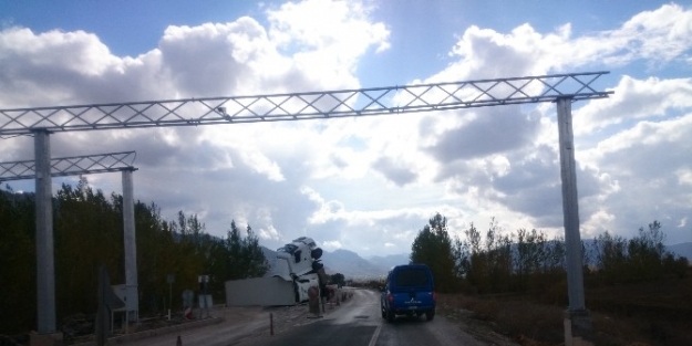 Kahramanmaraş’ta Kontrolden Çikan Tır Yan Yattı