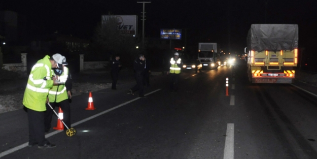 Karşıya geçerken kamyonun altında kaldı