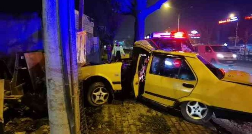 Bursa'da feci kaza! Ağaca çarpan otomobil ikiye bölündü