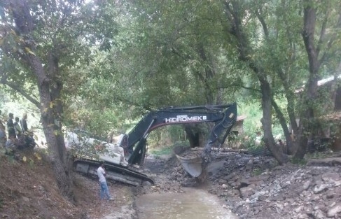 Bahçesaray’da Zorlu Yol Yapımı