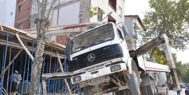 Beton Pompası İnşaatin Üzerinde Devrildi