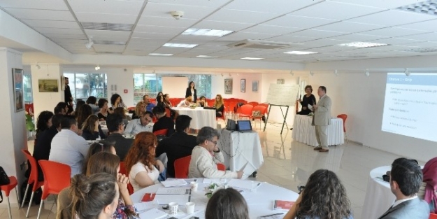 Çocuk Koruma Uzmanlarına İzmir Üniversitesi’nde Uygulamalı Eğitim