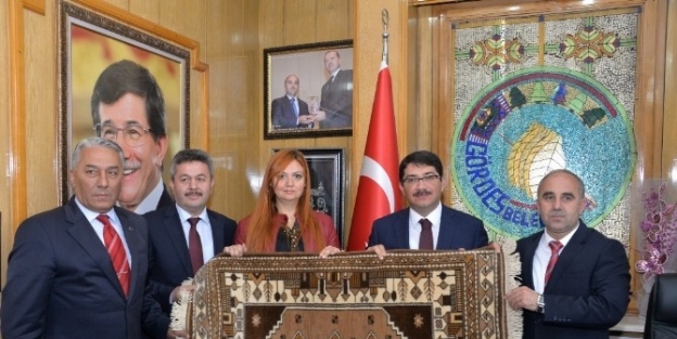 Başkan Çelik Gördes’e Çikarma Yaptı