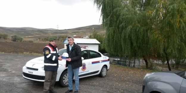 Jandarma Trafik Ekipleri Yol Uygulamasında Vatandaşlara Hediye Verdi