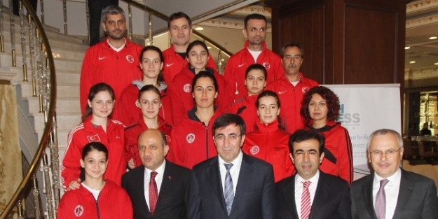 Yücel Ve Bakanlardan, Karate Milli Takımına Ziyaret