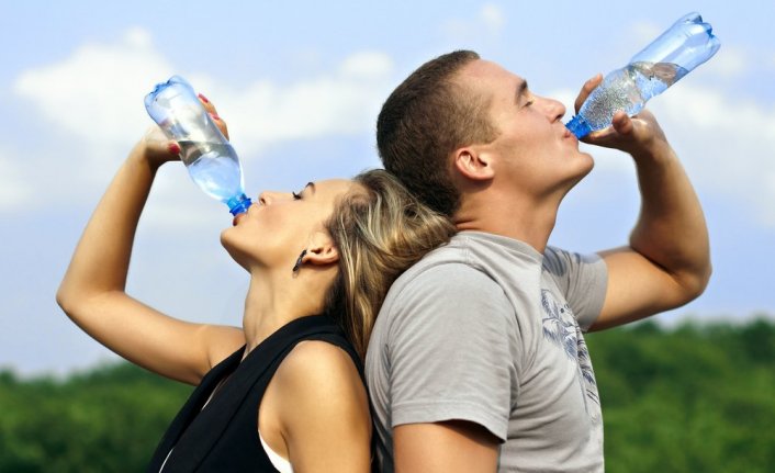 İhtiyaçtan fazla su içmek zehirlenme ve komaya yol açabilir!