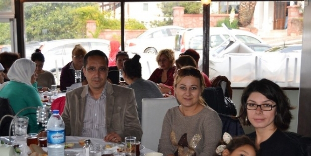 Ayvalık Mehmet Akif Ersoy Ortaokulu Aile Birliği’nden Örnek Dayanışma