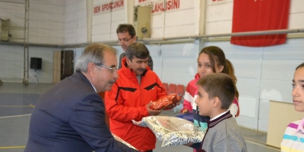 Başarılı Öğrencilere Ödülleri Dağıtıldı