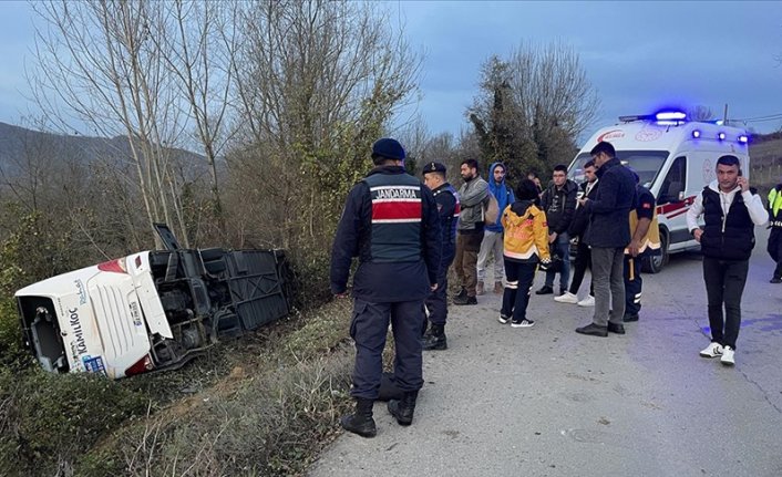 Yolcu otobüsünün devrilmesi sonucu 39 kişi yaralandı