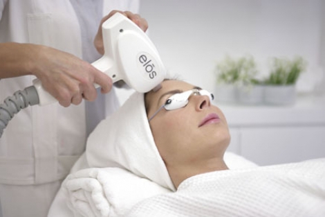 Güzellik merkezinde yüzü yandı!