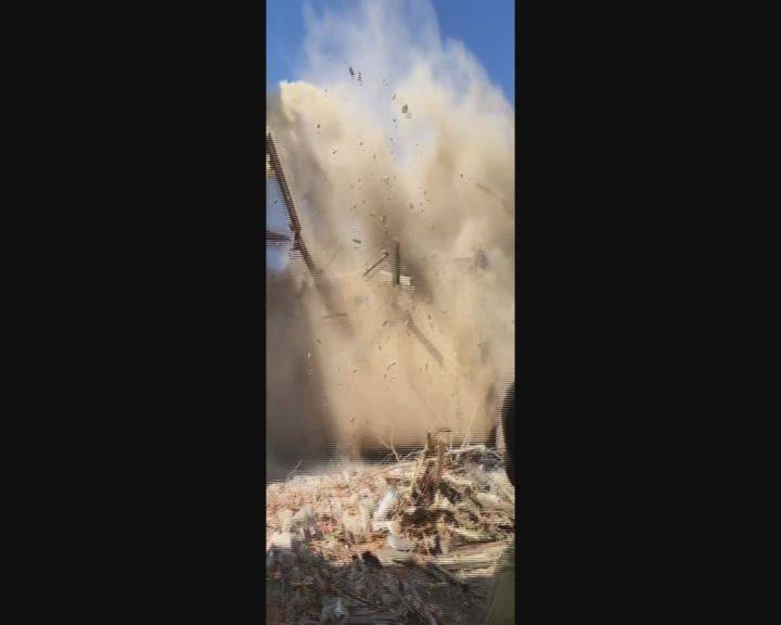 Bursa'da attığı taşla 5 katlı binayı böyle yıktı...