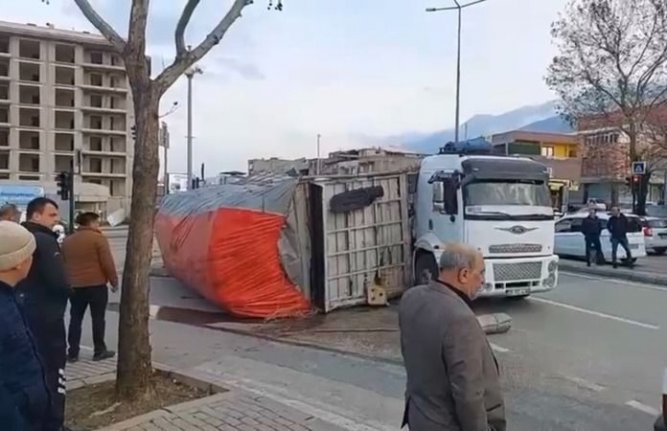 Bursa'da kamyonun devrilme anı korkuttu