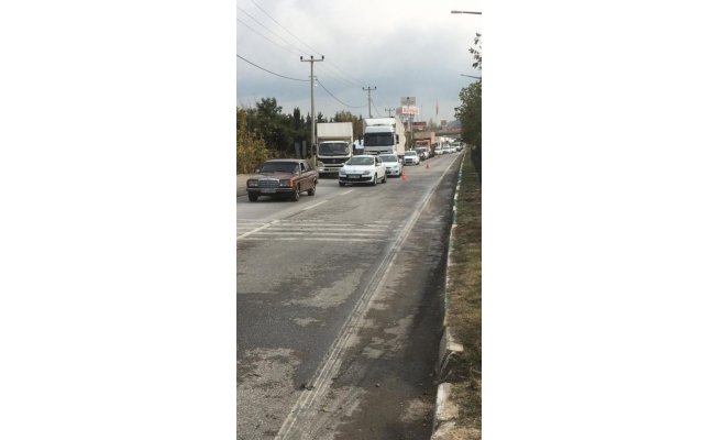 Bursa'da kamyon devrildi, yol kapandı!