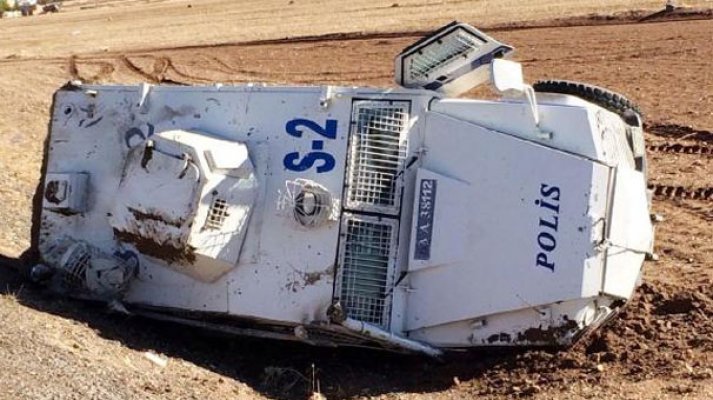 Suruç'ta polis aracı devrildi: 2 polis yaralı
