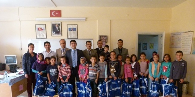 Lc Waikiki’den Karaisalı’da 1734 Öğrenciye Giyim Yardımı