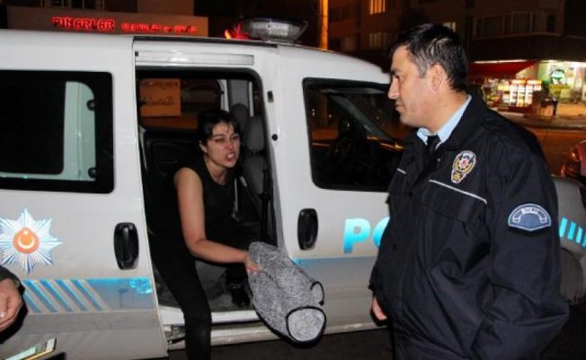 Polis kavgaya müdahale eden kadına...