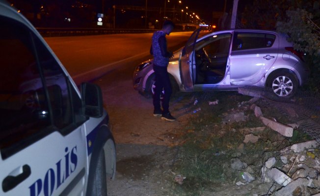 Çaldıkları araçla kaza yapıp kaçtılar...