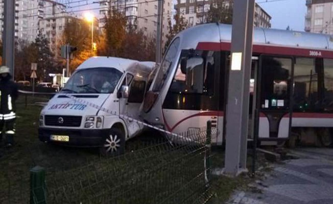 Öğrenci servisi ile tramvay çarpıştı: 7 yaralı