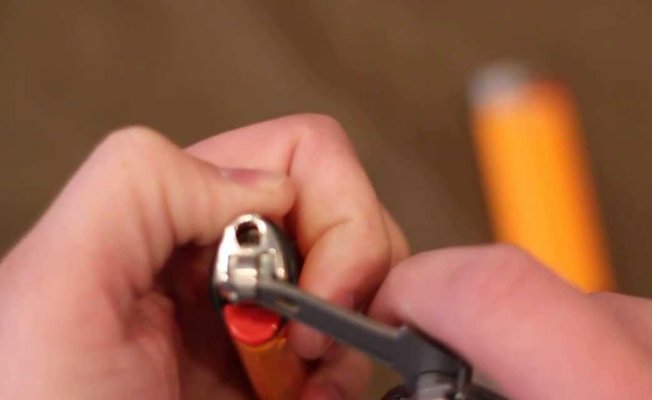 Çakmakla oynarken evi yakıyordu